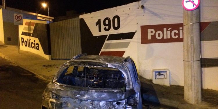 Com explosões e tiros de fuzil, quadrilha tenta roubar agência da Caixa