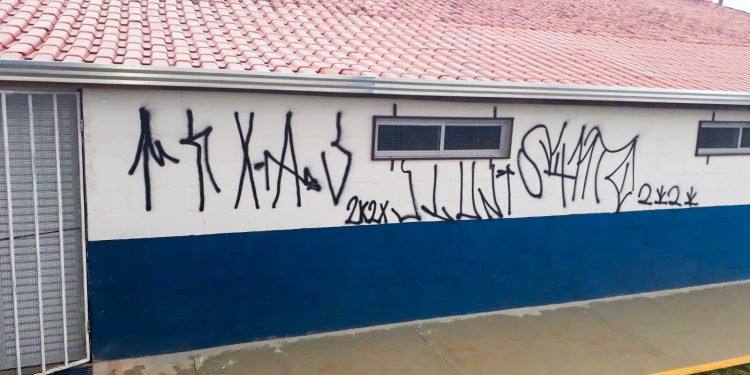 Após reforma, Ginásio Lourenção teve suas dependências pichadas 