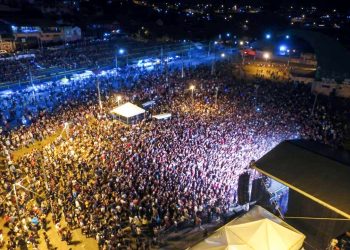 Milhares estiveram na Concha Acústica para assistir show da Turma do Pagode