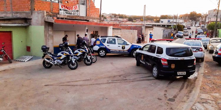 No Green Park, ROM flagra possível banca de jogo do bicho, apreende caça níqueis e drogas