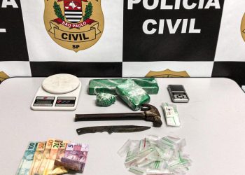 Na casa do traficante foram apreendidos tijolos de maconha e apetrechos para o embalo de drogas