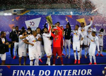 Leó Ortiz, capitão na final e Julio Cesar, capitão durante toda a competição, levantam a taça de campeão do Torneio do Interior. Foto: Ari Ferreira/Red Bull Bragantino
