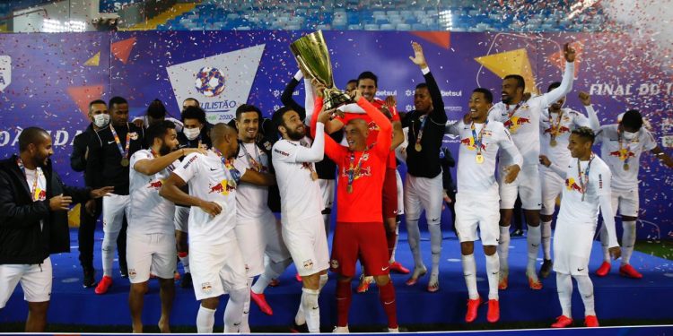Leó Ortiz, capitão na final e Julio Cesar, capitão durante toda a competição, levantam a taça de campeão do Torneio do Interior. Foto: Ari Ferreira/Red Bull Bragantino