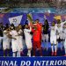 Leó Ortiz, capitão na final e Julio Cesar, capitão durante toda a competição, levantam a taça de campeão do Torneio do Interior. Foto: Ari Ferreira/Red Bull Bragantino