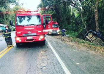 Dois feridos em tombamento na Rod. Bragança/Socorro