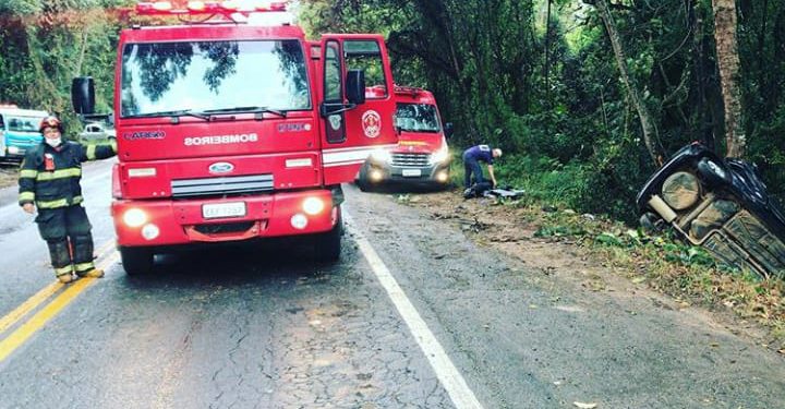 Dois feridos em tombamento na Rod. Bragança/Socorro
