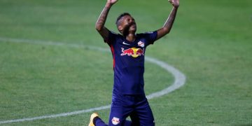 Mesmo no sufoco, Bragantino vence a primeira no Brasileirão