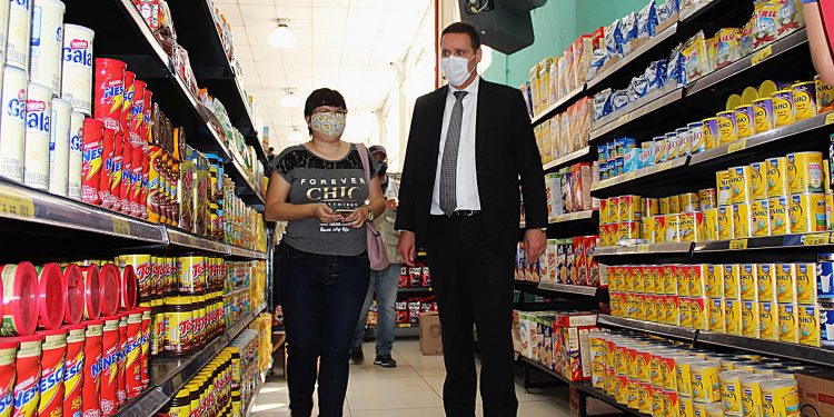 Procon fiscaliza preços abusivos em supermercados locais