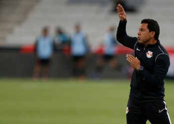 Em jogo de interinos, Bragantino empata e continua no Z4