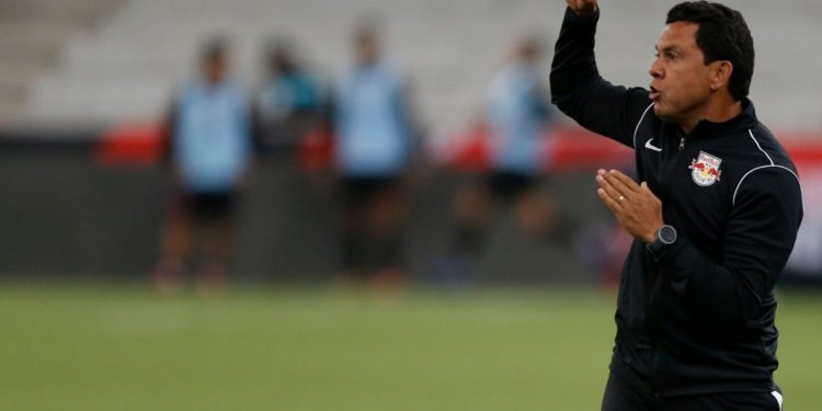 Em jogo de interinos, Bragantino empata e continua no Z4