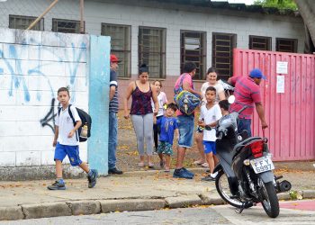 Crianças continuarão com aulas online até o final do mês conforme pesquisa realizada com pais / Arquivo/GB