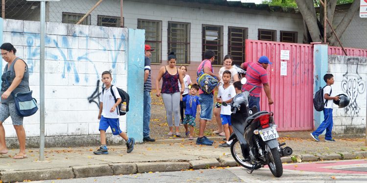 Crianças continuarão com aulas online até o final do mês conforme pesquisa realizada com pais / Arquivo/GB