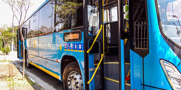 Ônibus foram apresentados aos profissionais de imprensa após a coletiva | Jonathan Alberti/GB