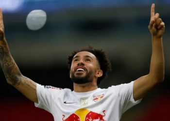 Bragantino empata com o Flamengo em noite inspirada de Claudinho