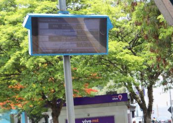 Instalado painel eletrônico com horários de ônibus na Praça da Bíblia