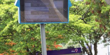 Instalado painel eletrônico com horários de ônibus na Praça da Bíblia