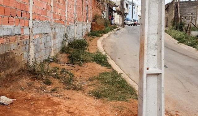 No meio da rua:  Postes no Green Park devem ser realocados após acidente