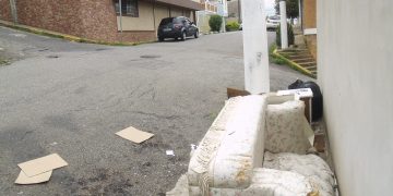 Lixão no Centro:  Desrespeito de moradores cria depósito de lixo e entulho na Dom Aguirre