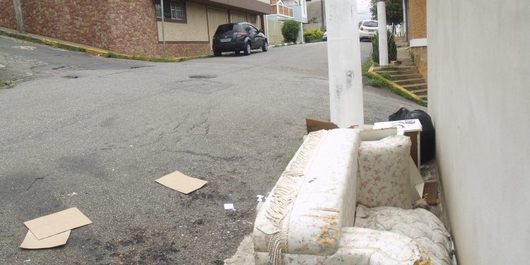 Lixão no Centro:  Desrespeito de moradores cria depósito de lixo e entulho na Dom Aguirre