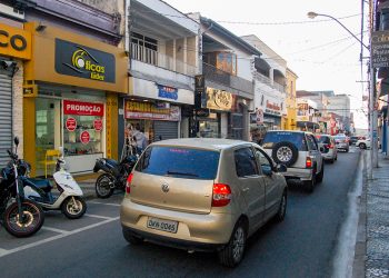 COVID-19:  Governo reduz horário de funcionamento de bares e amplia do comércio e shoppings