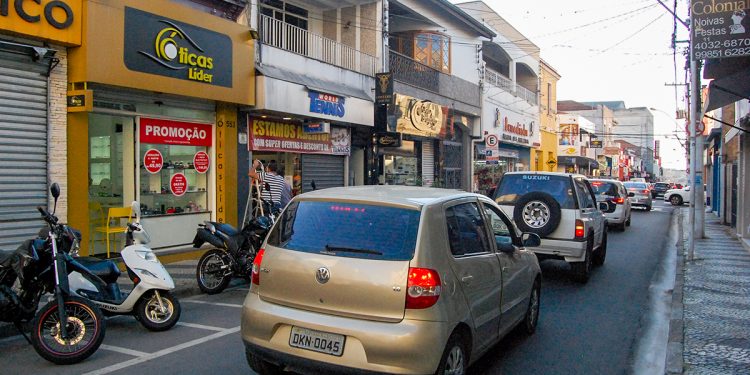 COVID-19:  Governo reduz horário de funcionamento de bares e amplia do comércio e shoppings