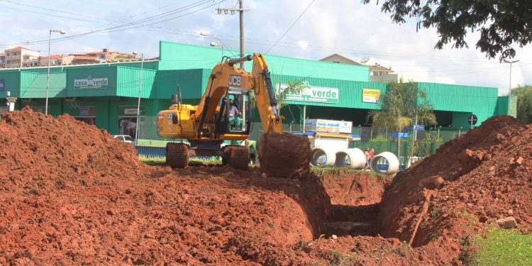 Prefeitura implanta tubulação de drenagem no Lavapés
