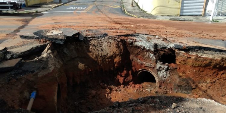 Chuva causa estrago em diversos locais e  prefeitura busca soluções emergenciais