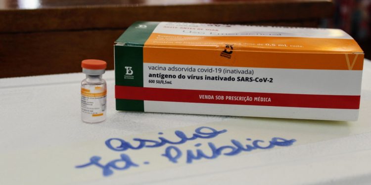 Covid-19: 100% dos idosos residentes em asilos receberam a 1ª dose da vacina