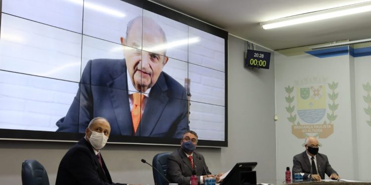 Prefeito e vereadores são empossados