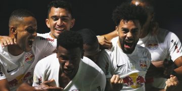Em jogo de um time só, Bragantino goleia o Vasco
