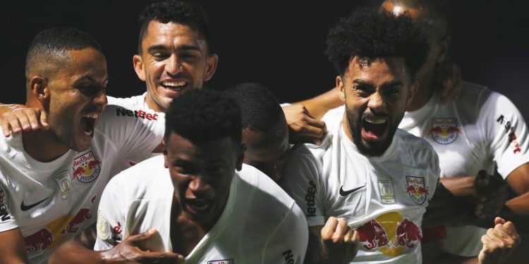 Em jogo de um time só, Bragantino goleia o Vasco