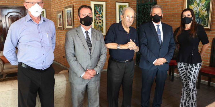 Prefeito recebe visita do novo delegado seccional