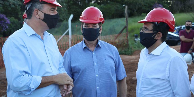 Secretário estadual de Habitação visita residencial de idosos Vida Longa