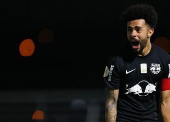 Bragantino vence na despedida em noite de consagração de Claudinho