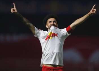 Claudinho é escolhido o melhor jogador do Brasileirão