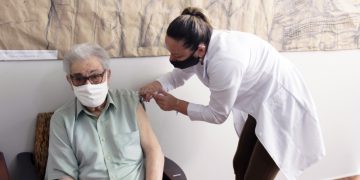 Idosos acima de 90 anos começam a ser vacinados
