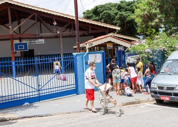 Volta às aulas: Prefeitura distribui kits escolares e uniformes de verão