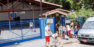 Volta às aulas: Prefeitura distribui kits escolares e uniformes de verão