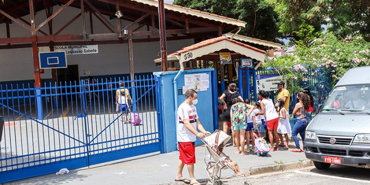Volta às aulas: Prefeitura distribui kits escolares e uniformes de verão