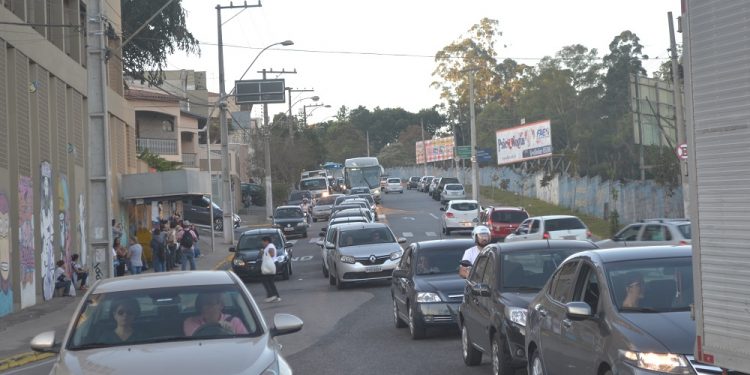 Crescimento da frota de veículos em 2020 foi o menor da década na cidade