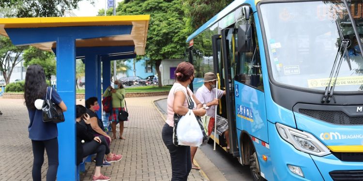 Com aulas suspensas e comércio fechado, linhas e horários de ônibus são alterados