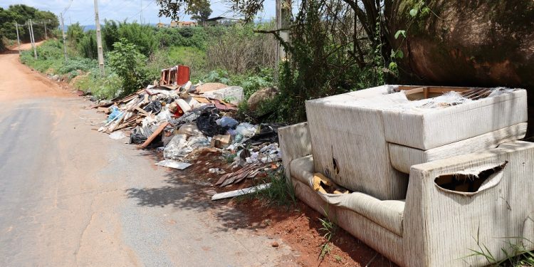 Descarte de entulho e lixo em terrenos públicos e particulares é crime