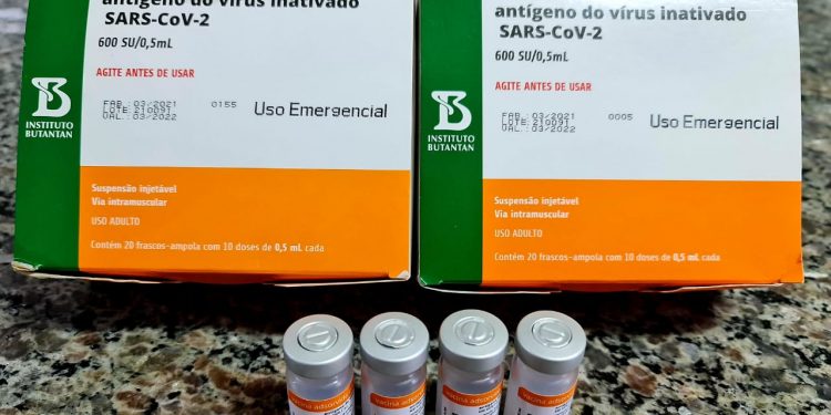 Agentes de segurança e idosos de 68 anos começam a ser vacinados dia 5