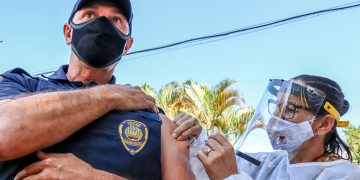 Mais de 1400 agentes de segurança começaram a ser vacinados no 34º BPMI