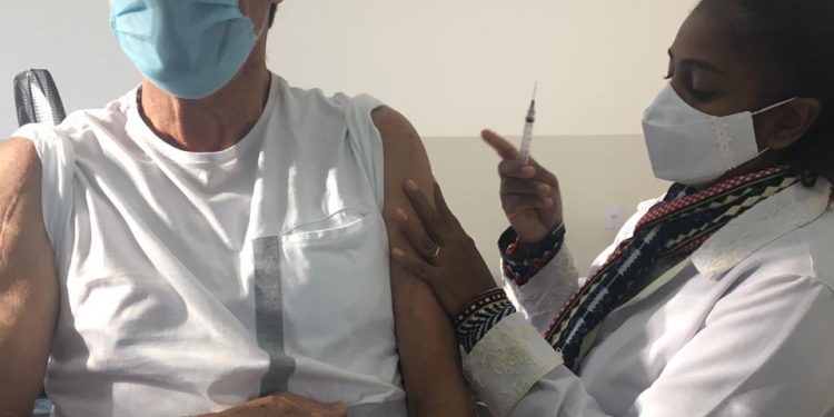 Iniciada vacinação para idosos acima de 64 anos