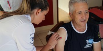 Gripe:  Vacinação começa hoje para idosos e professores 