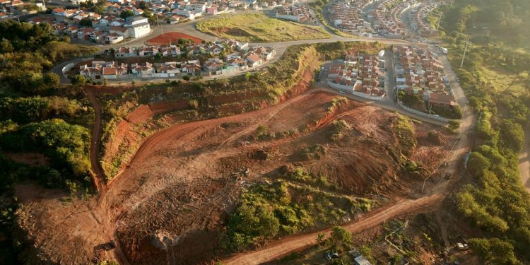 CDHU analisa terreno para construção de moradias populares