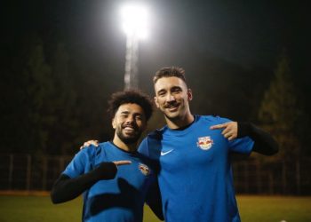 Léo Ortiz e Claudinho na seleção dos melhores do Campeonato Paulista