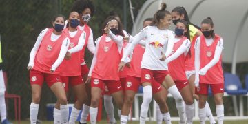 Time feminino joga para carimbar a classificação às quartas de final