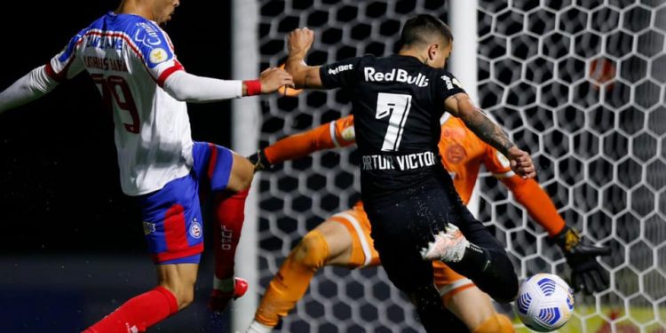 Bragantino e Bahia empatam em jogo de 6 gols, com falhas defensivas